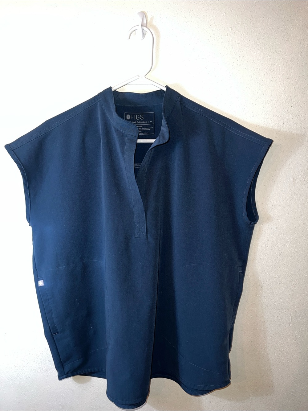FIGS Women’s Navy Crewneck Sleeveless Scrub Top
